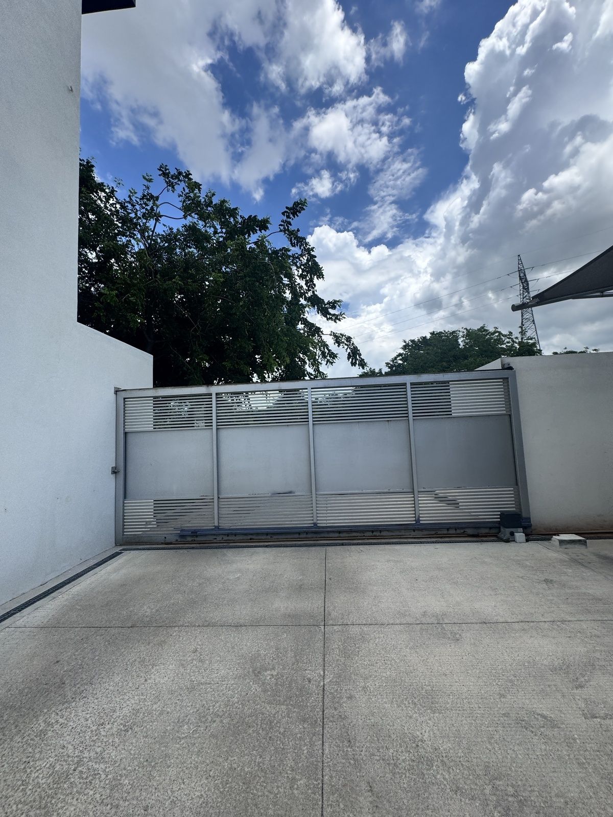 18 de 22: porton de acceso al estacionamiento
