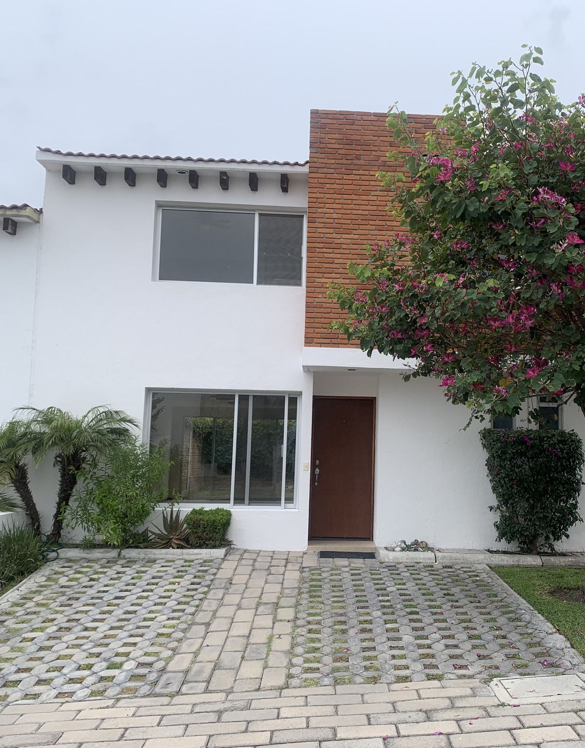1 of 23: Fachada