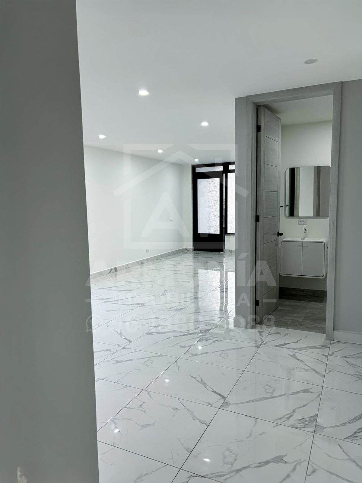 4 of 13: Entrada-Baño de invitados