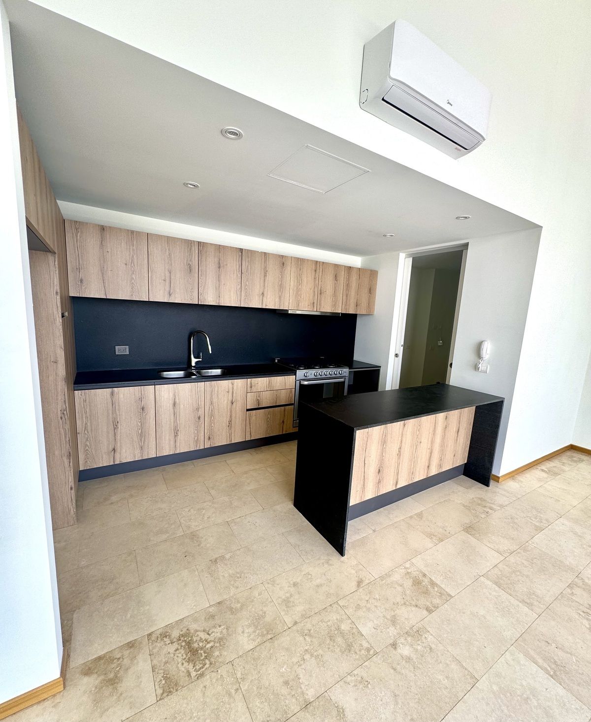 4 of 35: Cocina integral con barra