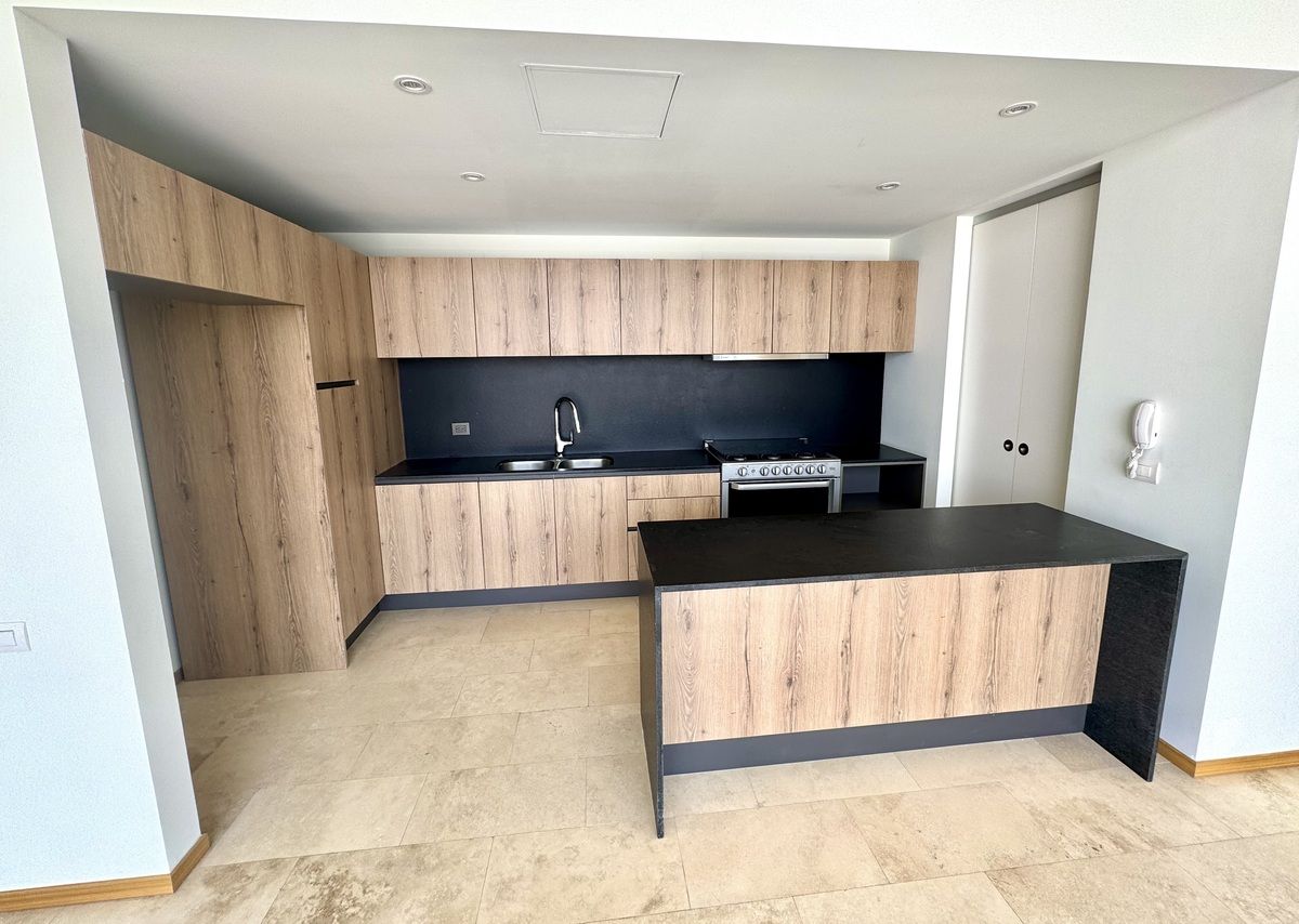 6 of 35: Cocina integral con barra