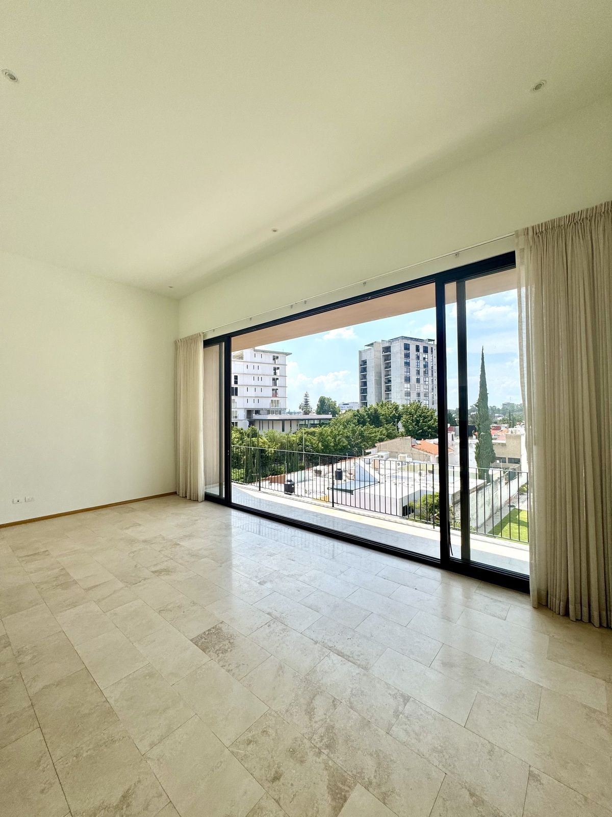 3 of 35: Sala Comedor doble altura con AC