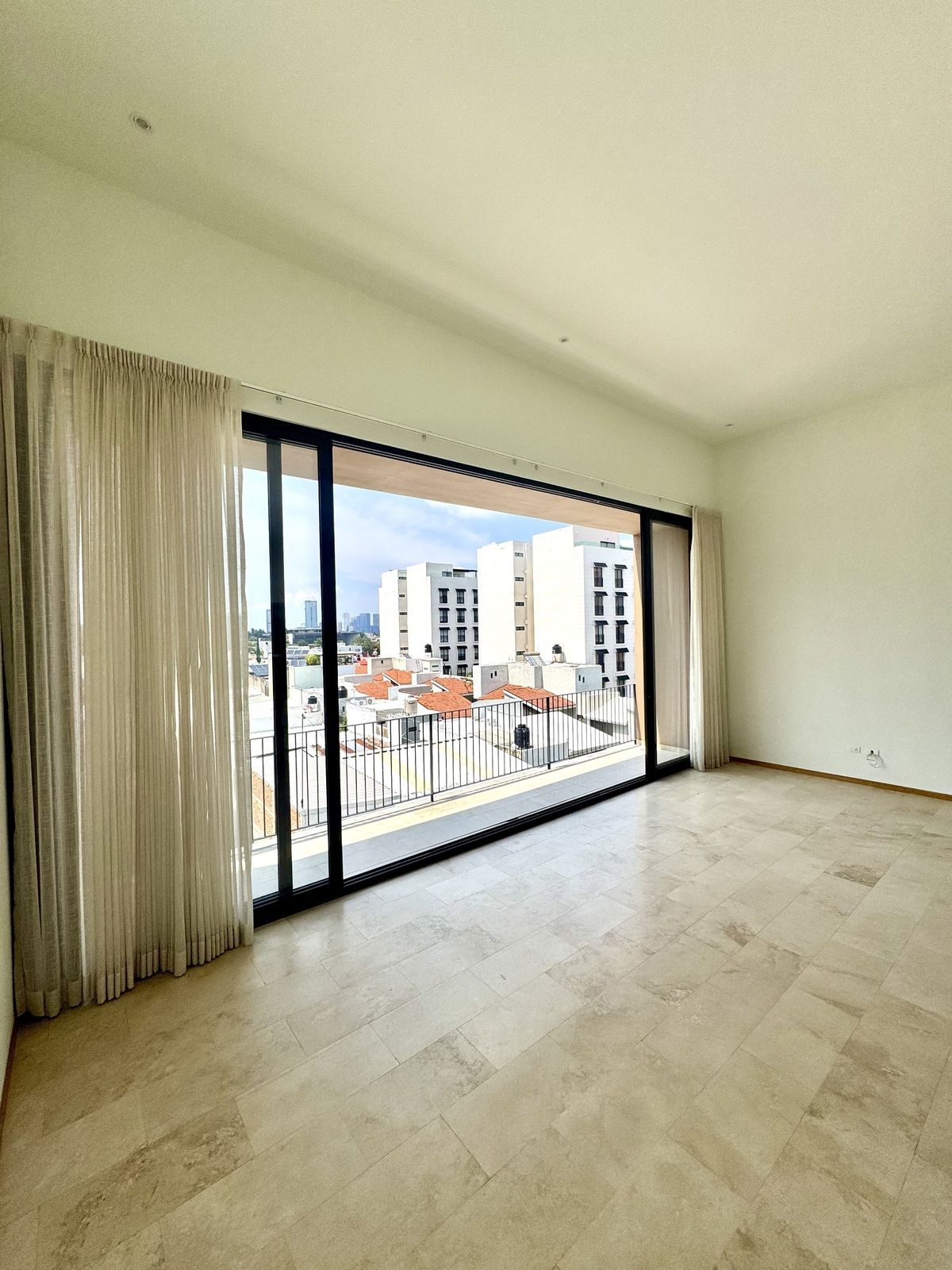 5 of 35: Sala Comedor doble altura con AC