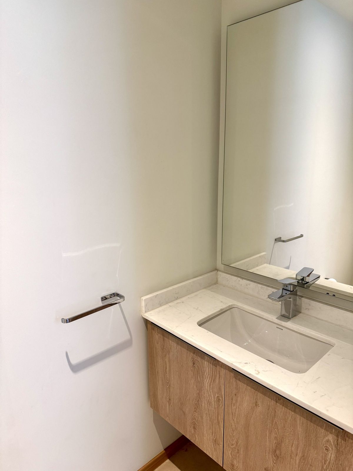 9 of 35: Medio baño de visita