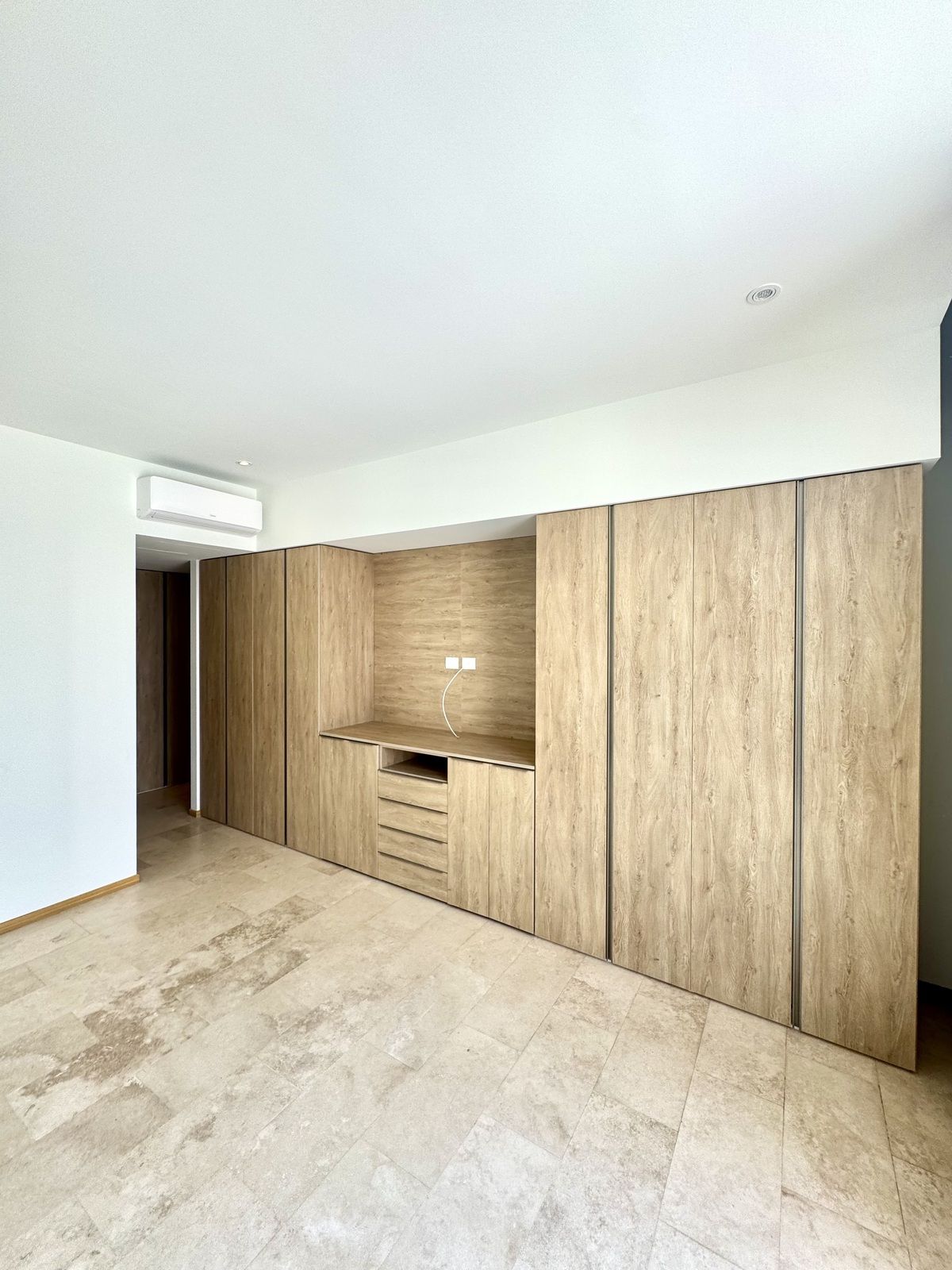 10 of 35: Closet recámara principal