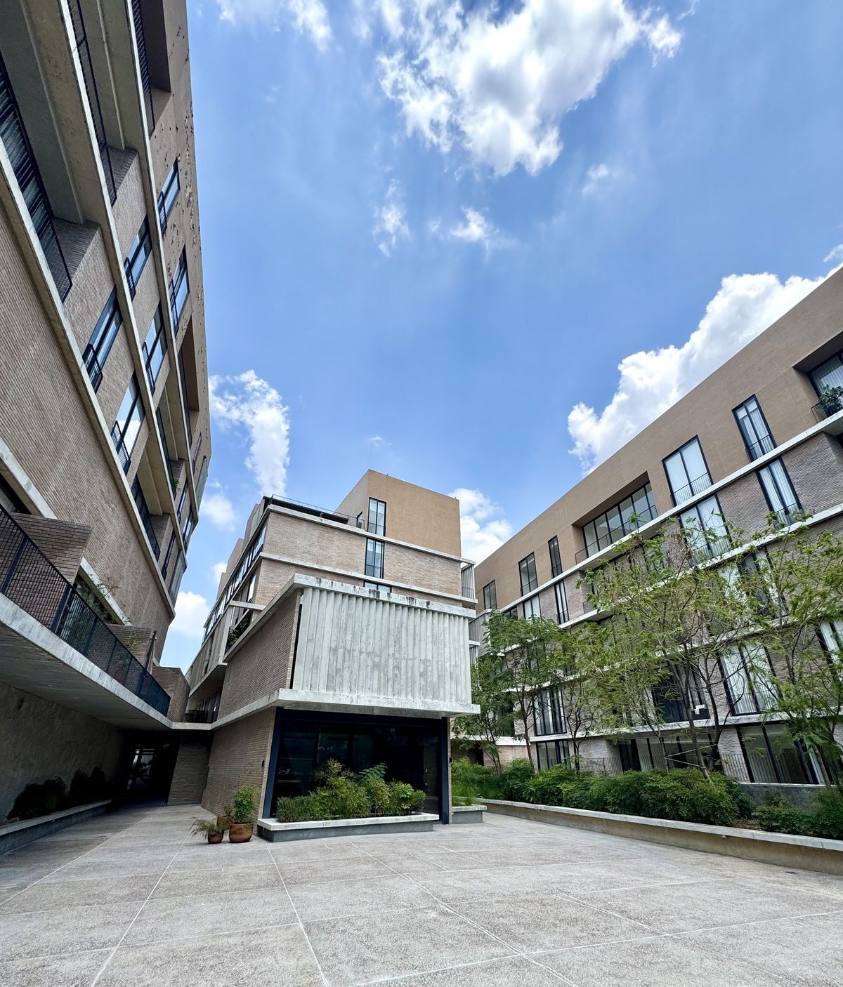 24 of 35: Área común