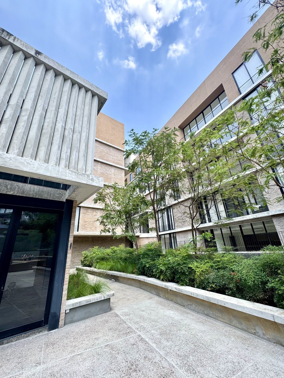 28 of 35: Acceso Gimnasio