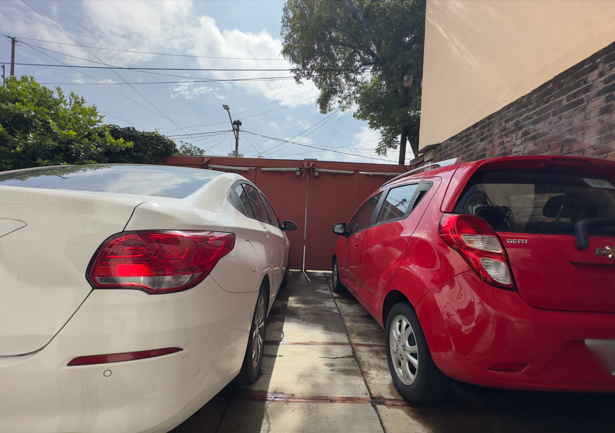 2 of 20: Garage cerrado con puerta eléctrica (2 autos)