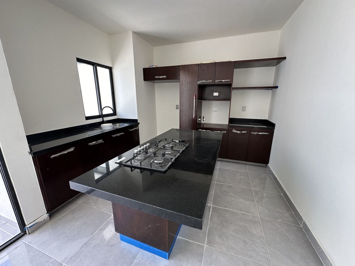 2 of 15: Cocina vestida incluida