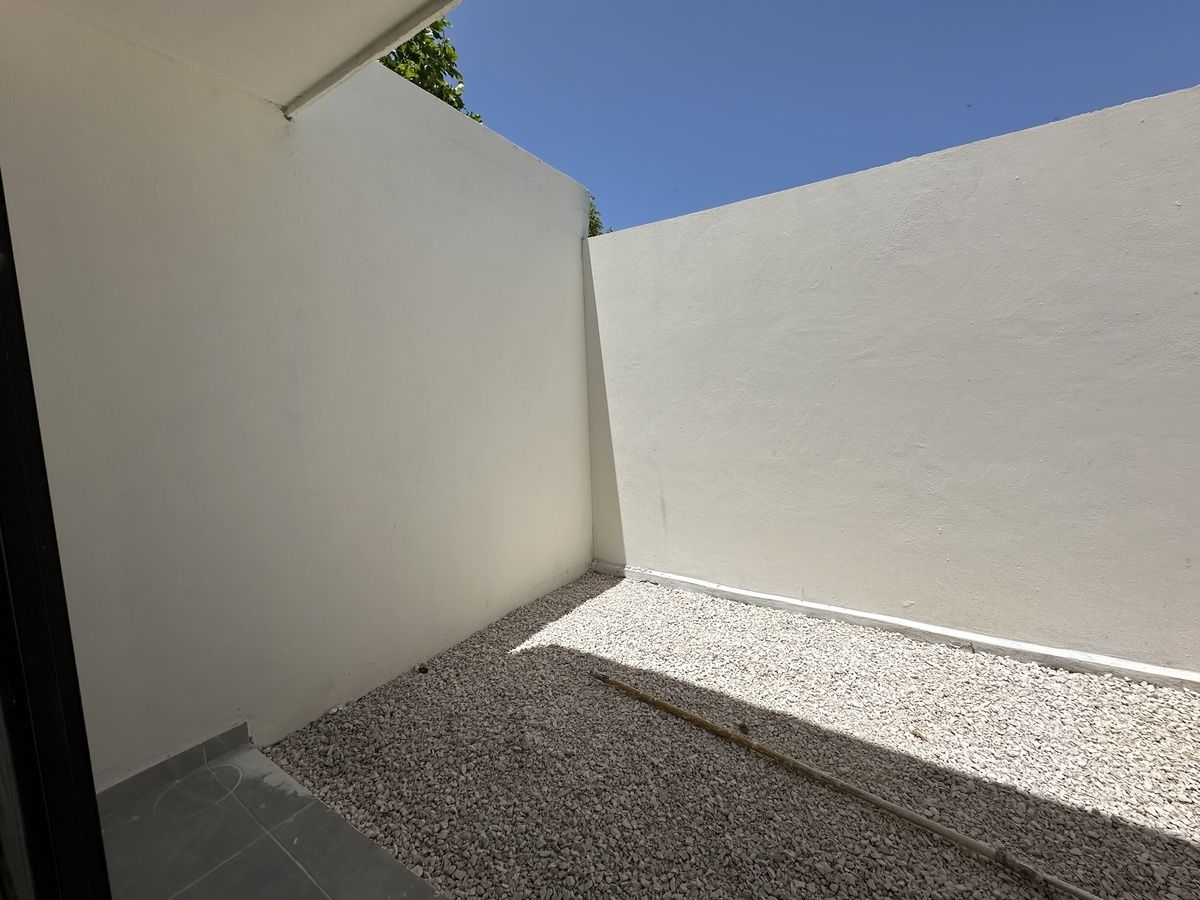 3 of 15: Patio trasero