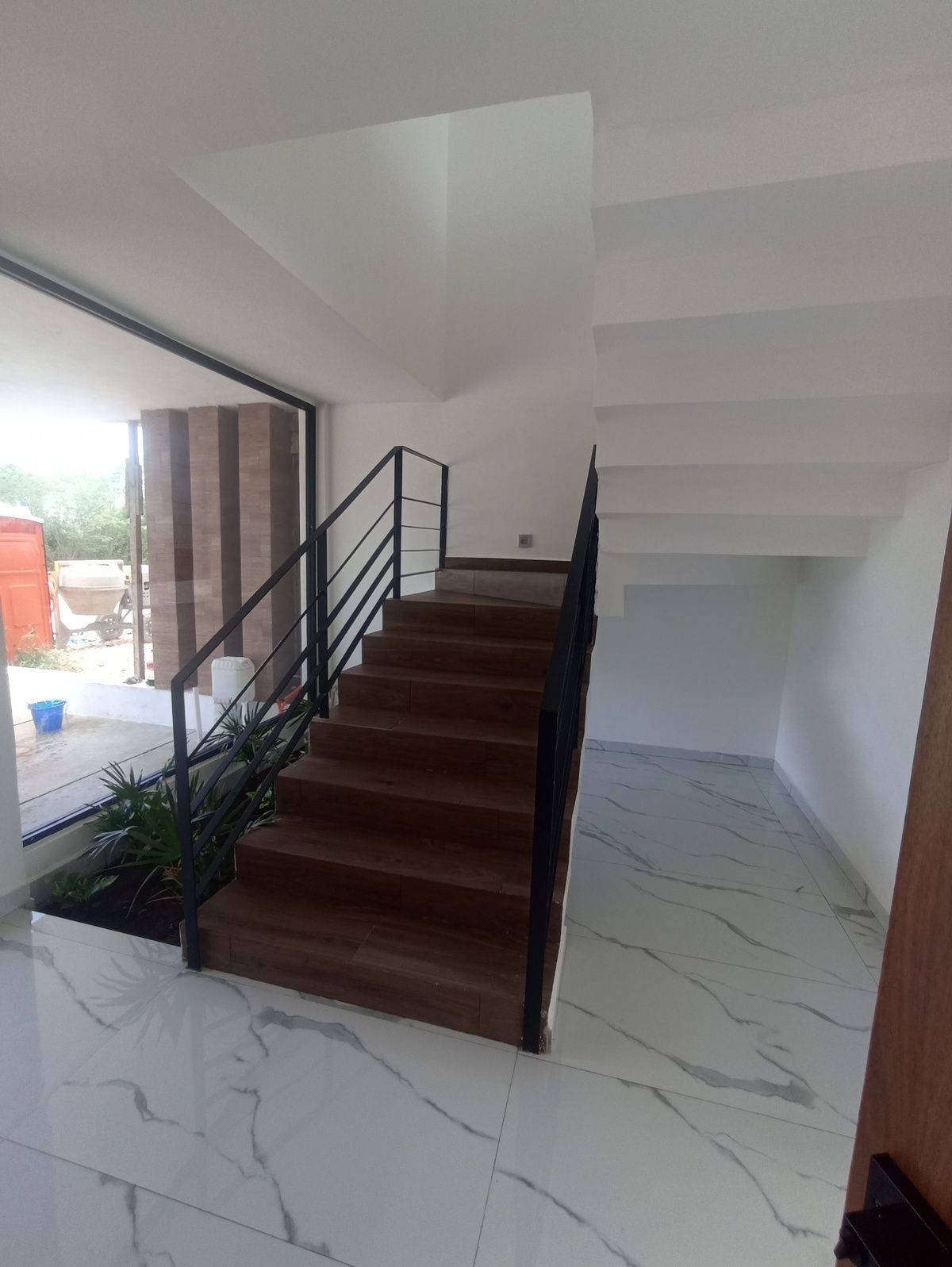 2 of 11: Escaleras a planta alta
