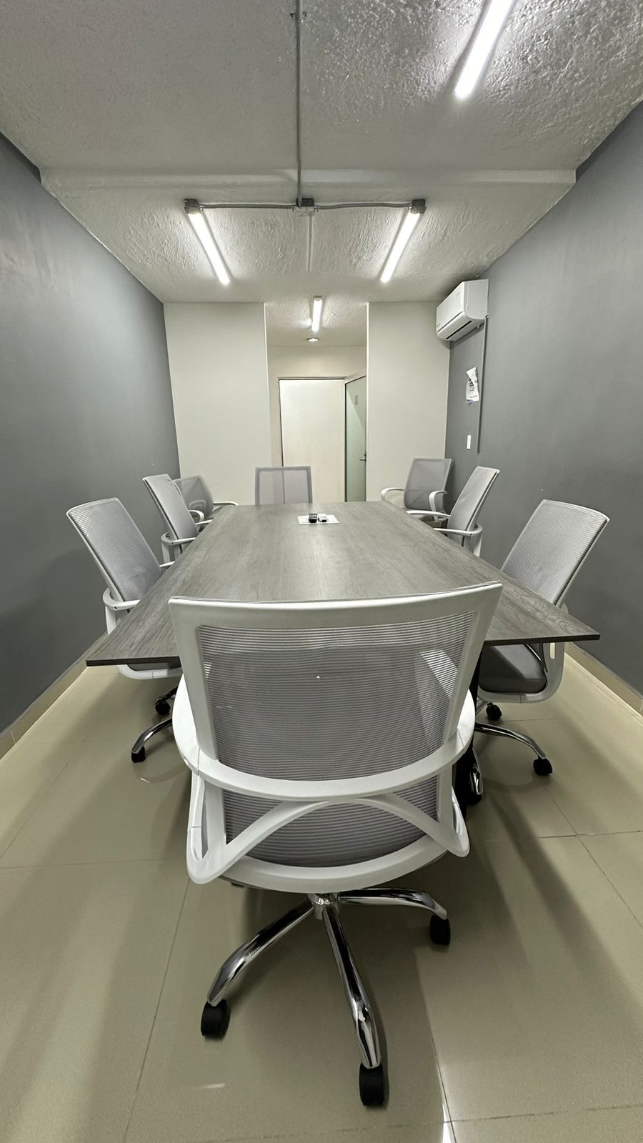 4 of 9: Sala de juntas
