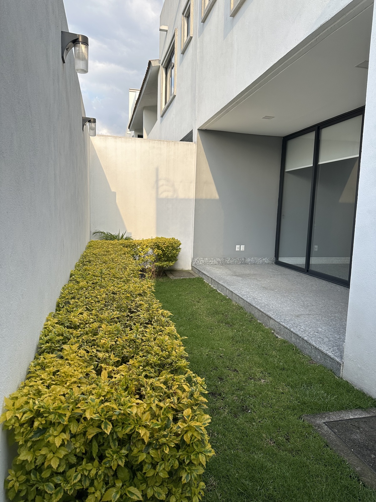 4 of 23: Jardín