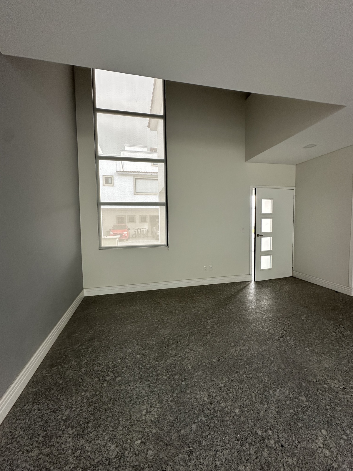 20 of 23: Sala comedor con doble altura