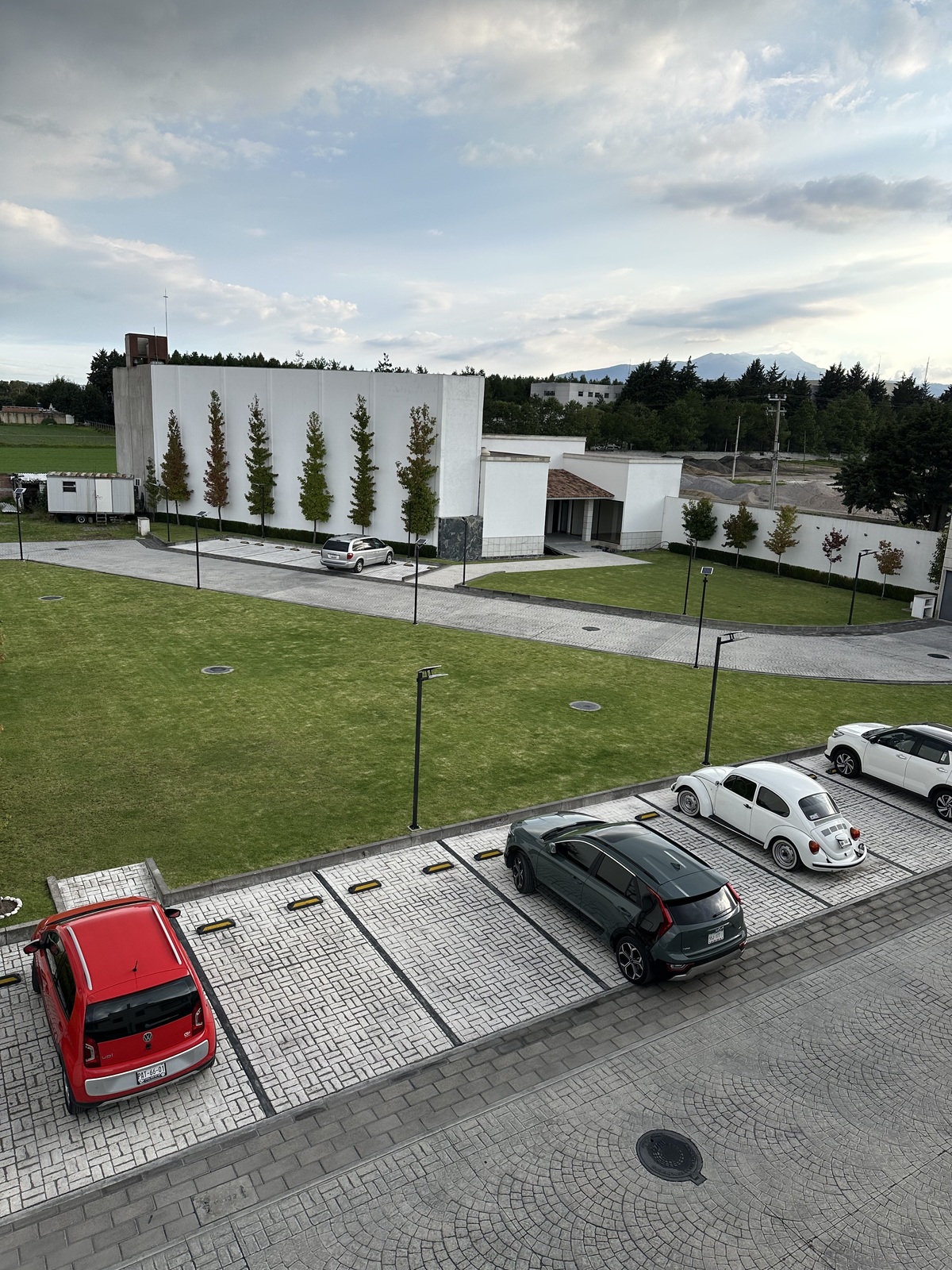 21 of 23: Casa club y estacionamiento de visitas