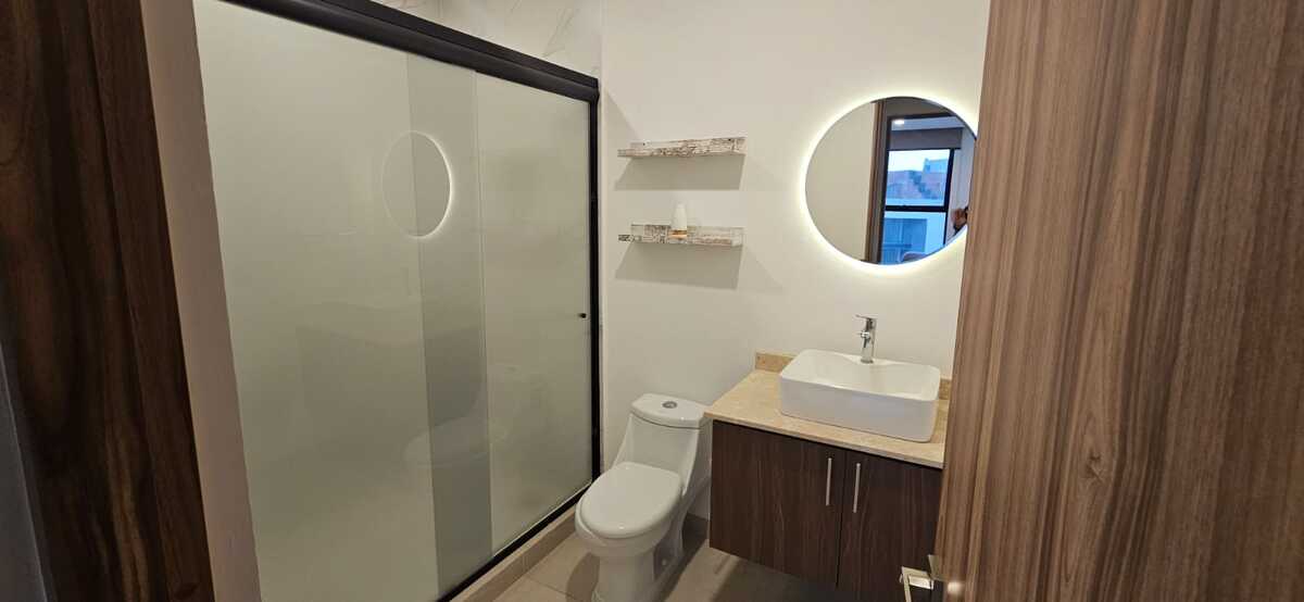13 of 24: Baños modernos y excelentes acabados