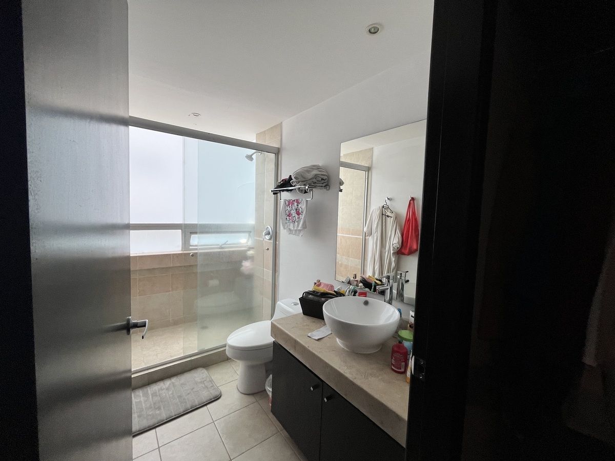 11 of 22: Baño 2