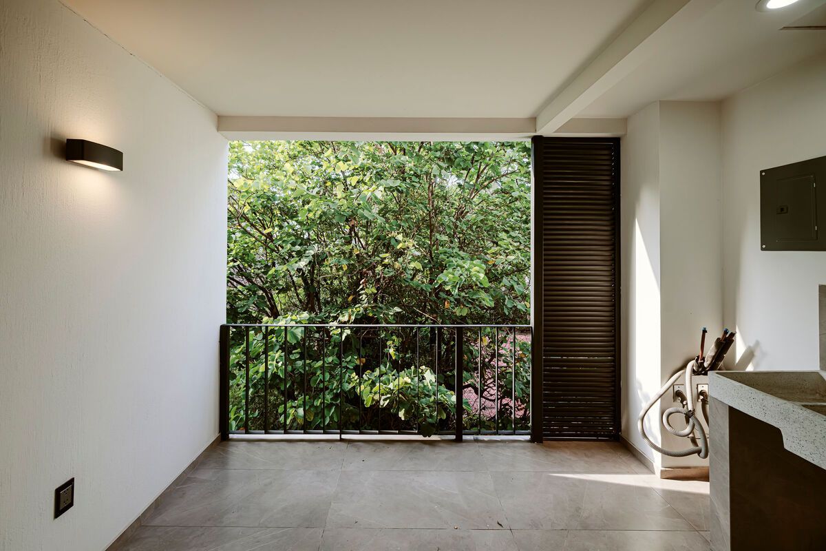 4 of 17: Balcon Y patio de servicio