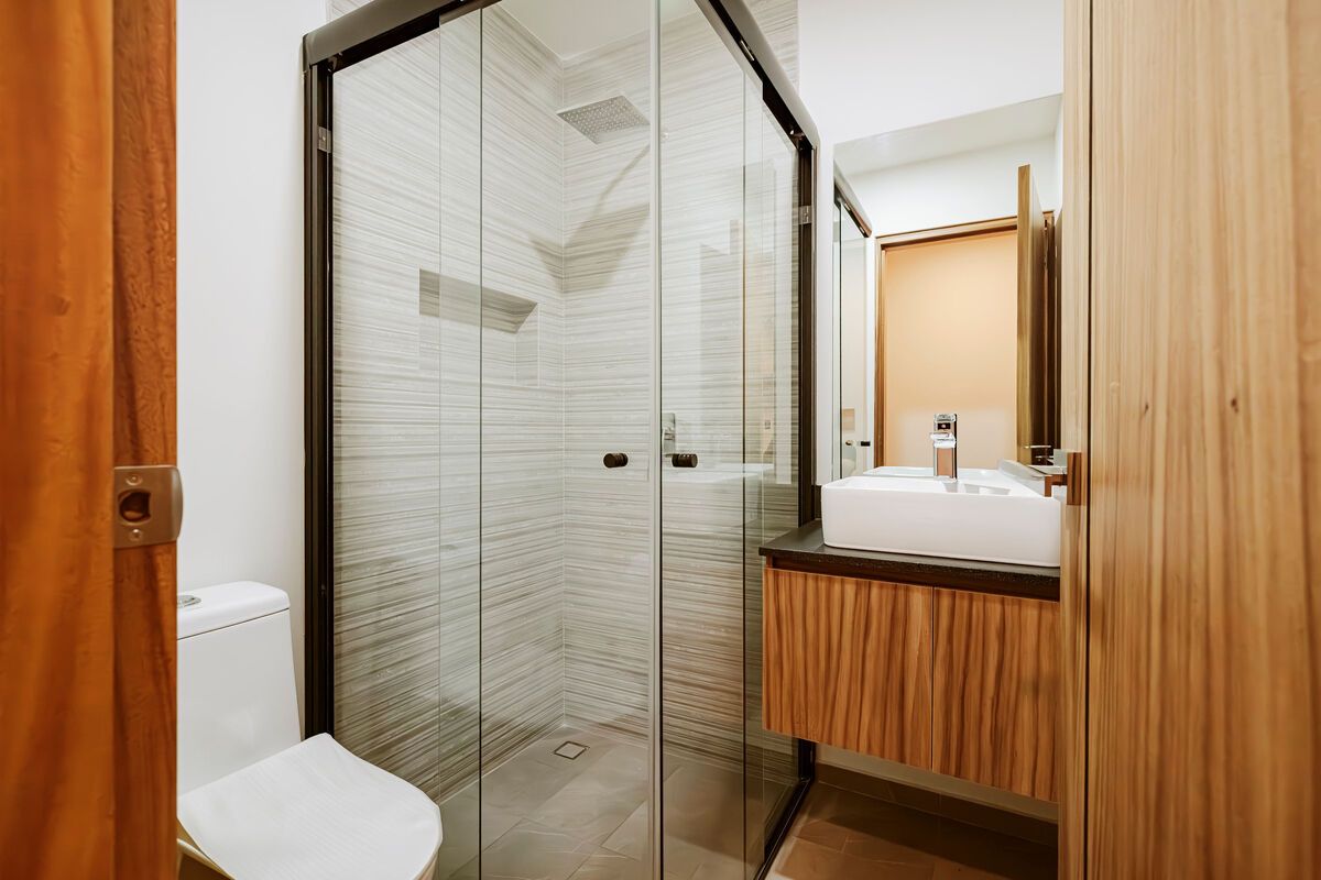 6 of 17: Baño de visitas y de recamara secundaria
