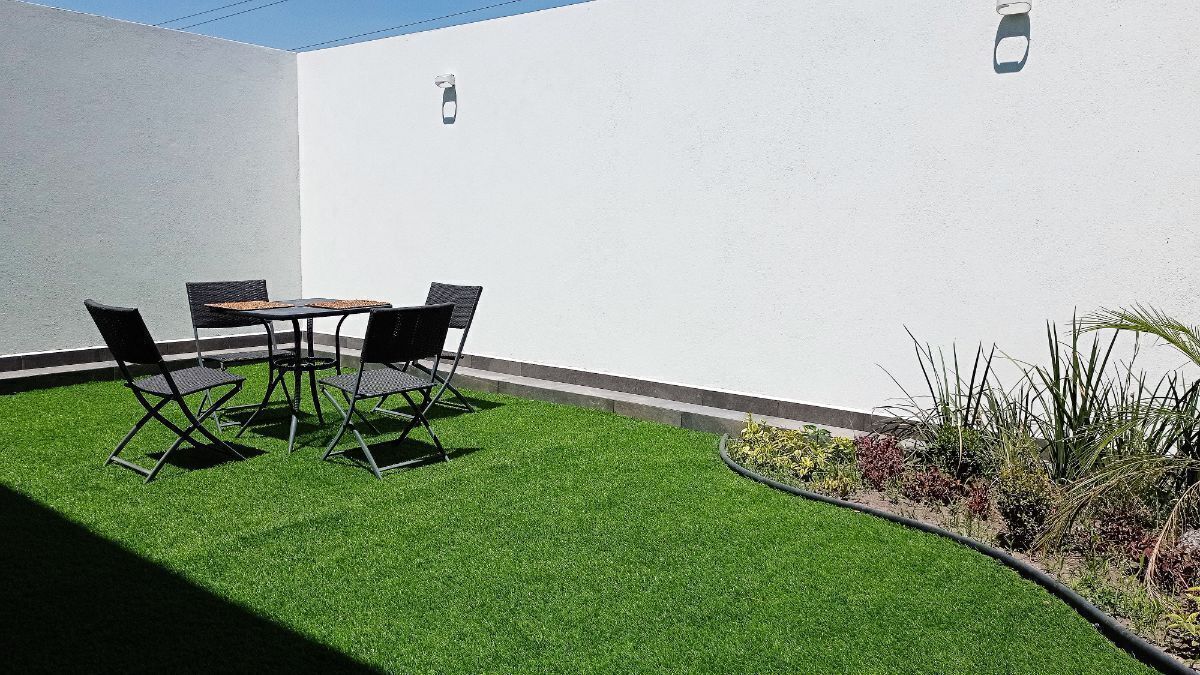 5 of 24: El patio trasero tiene piso, no pasto