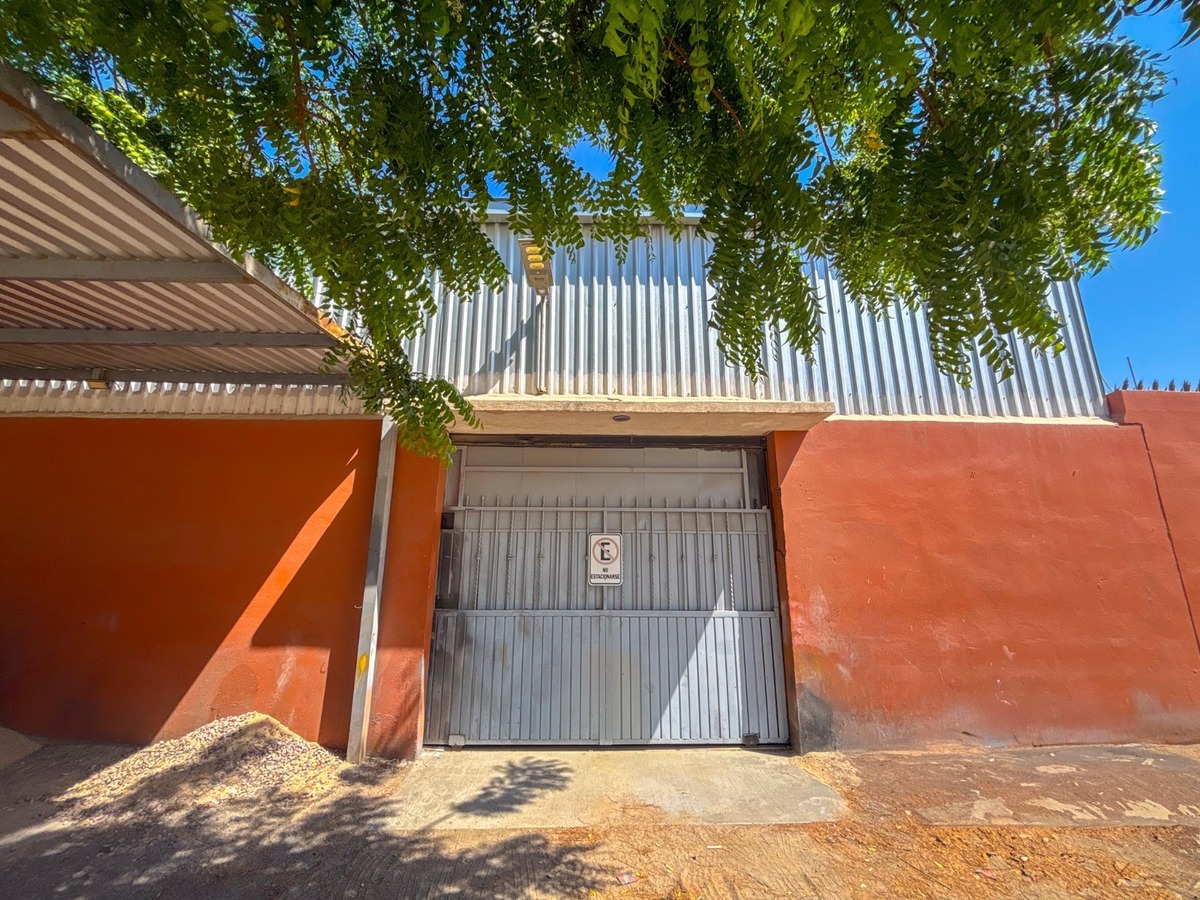 4 de 4: Entrada lateral a Bodega