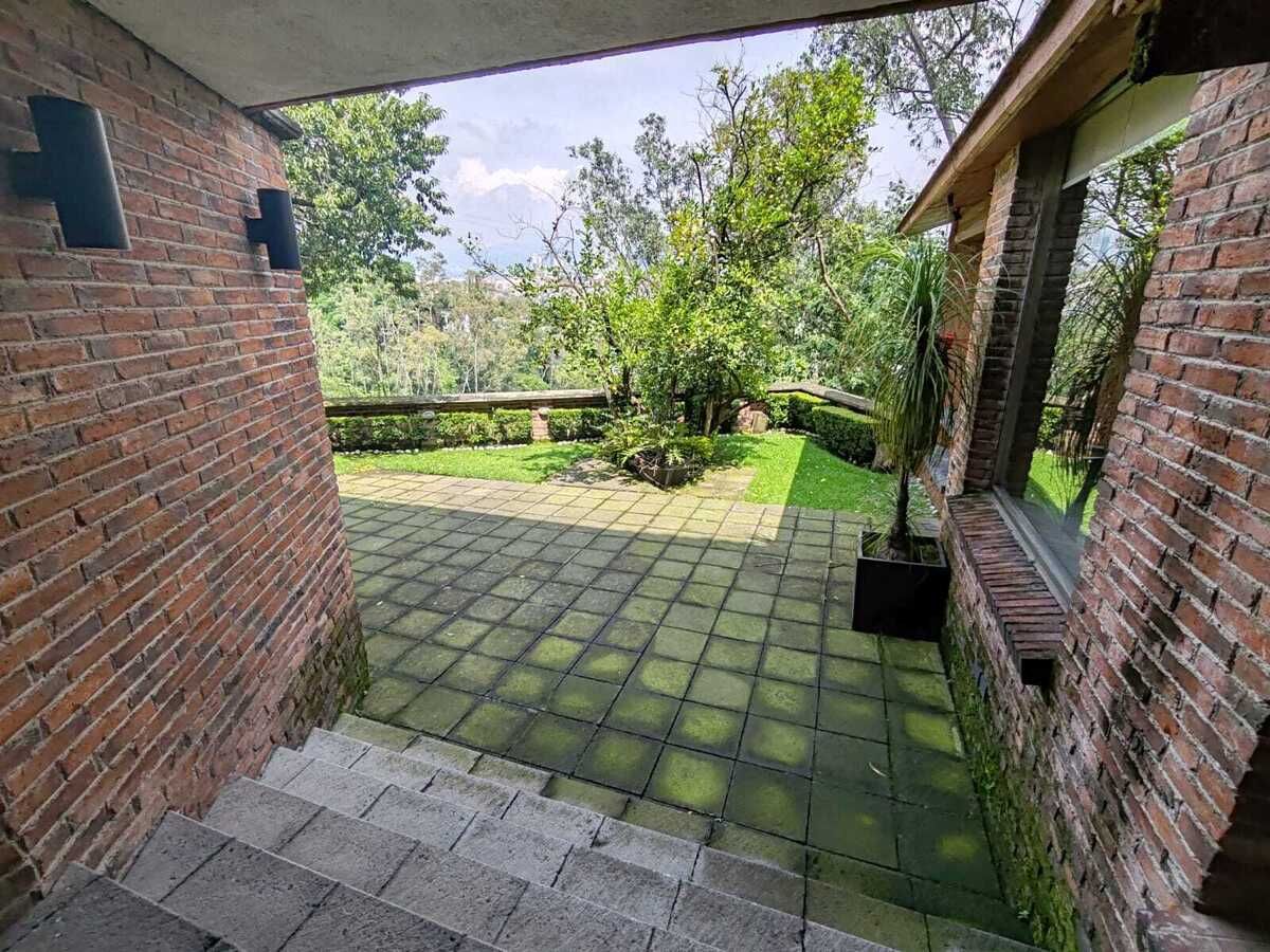 4 of 15: Acceso Jardín