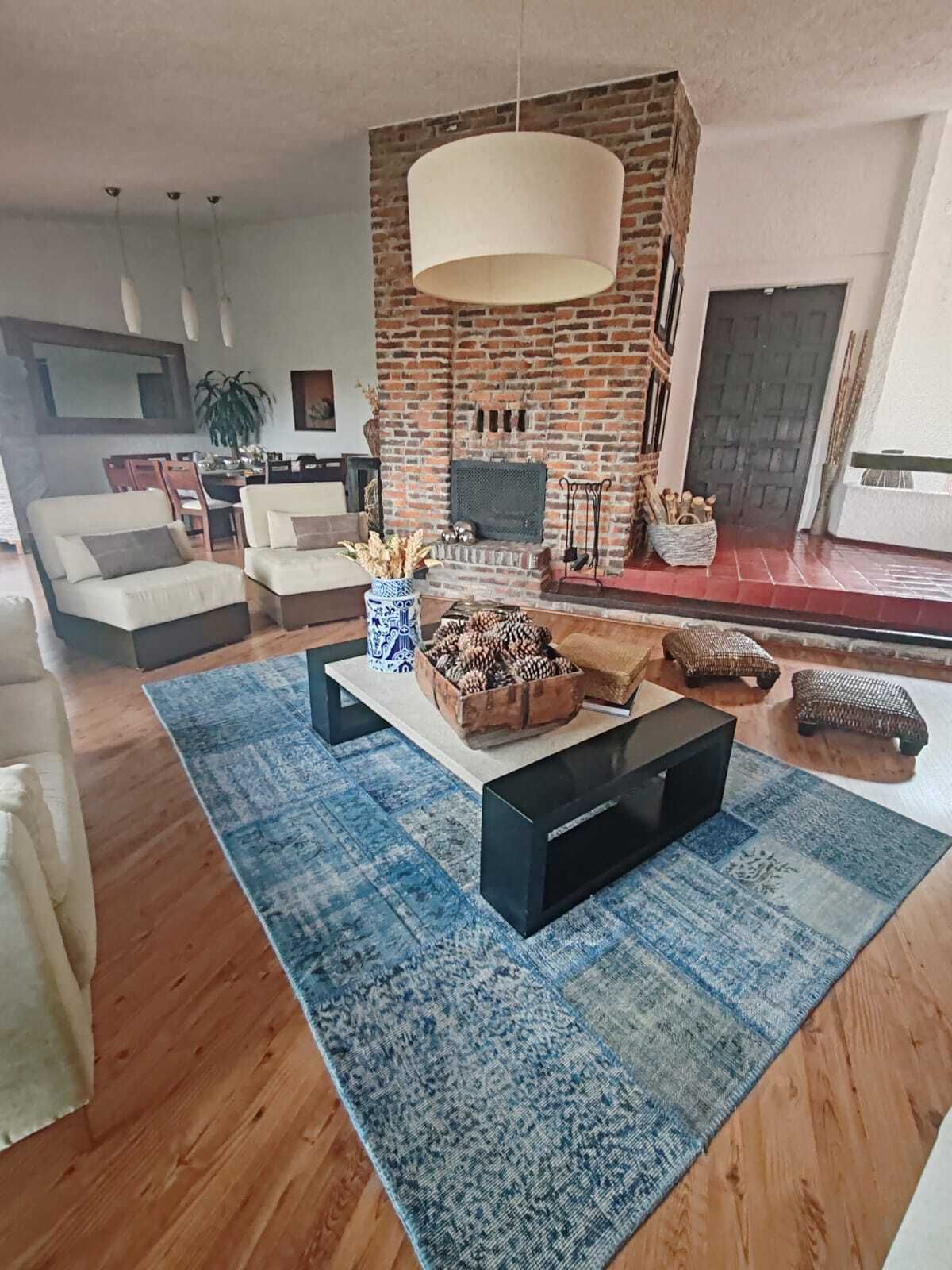 10 of 15: Sala con Chimenea