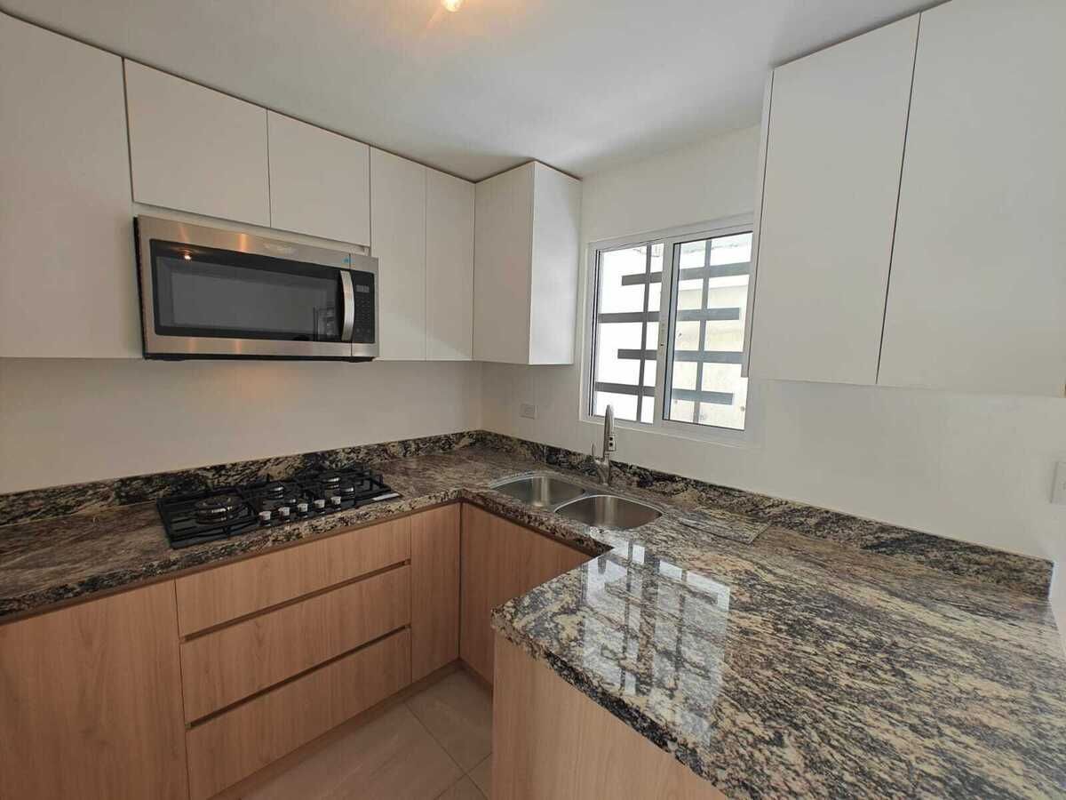 3 of 13: Cocina equipada