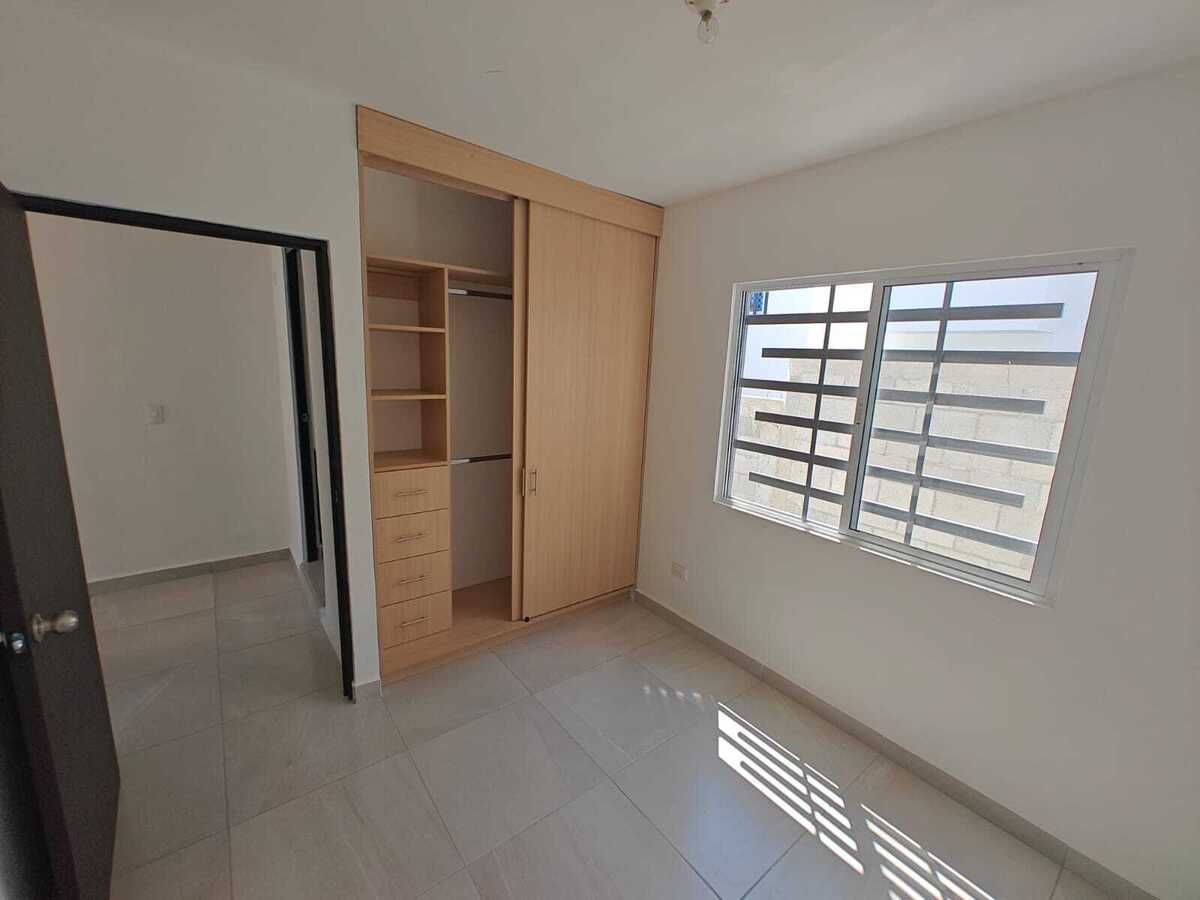 5 of 13: Recamara 2 con closet