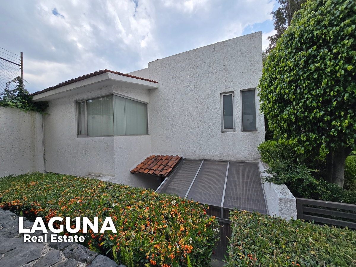 1 of 18: Fachada Principal de la Casa.