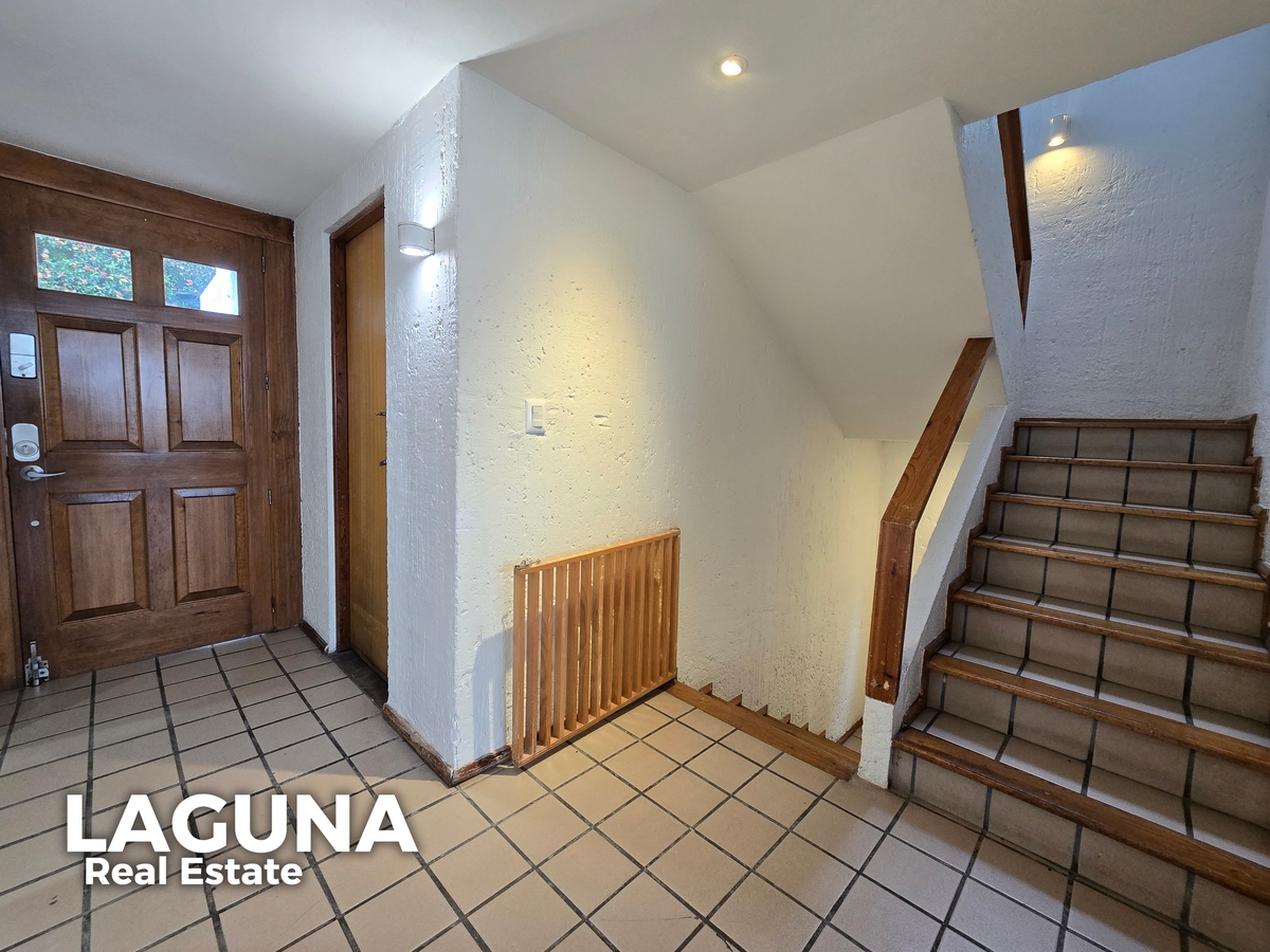 4 of 18: Recibidor con Acceso a Cocina y Area de servicio.