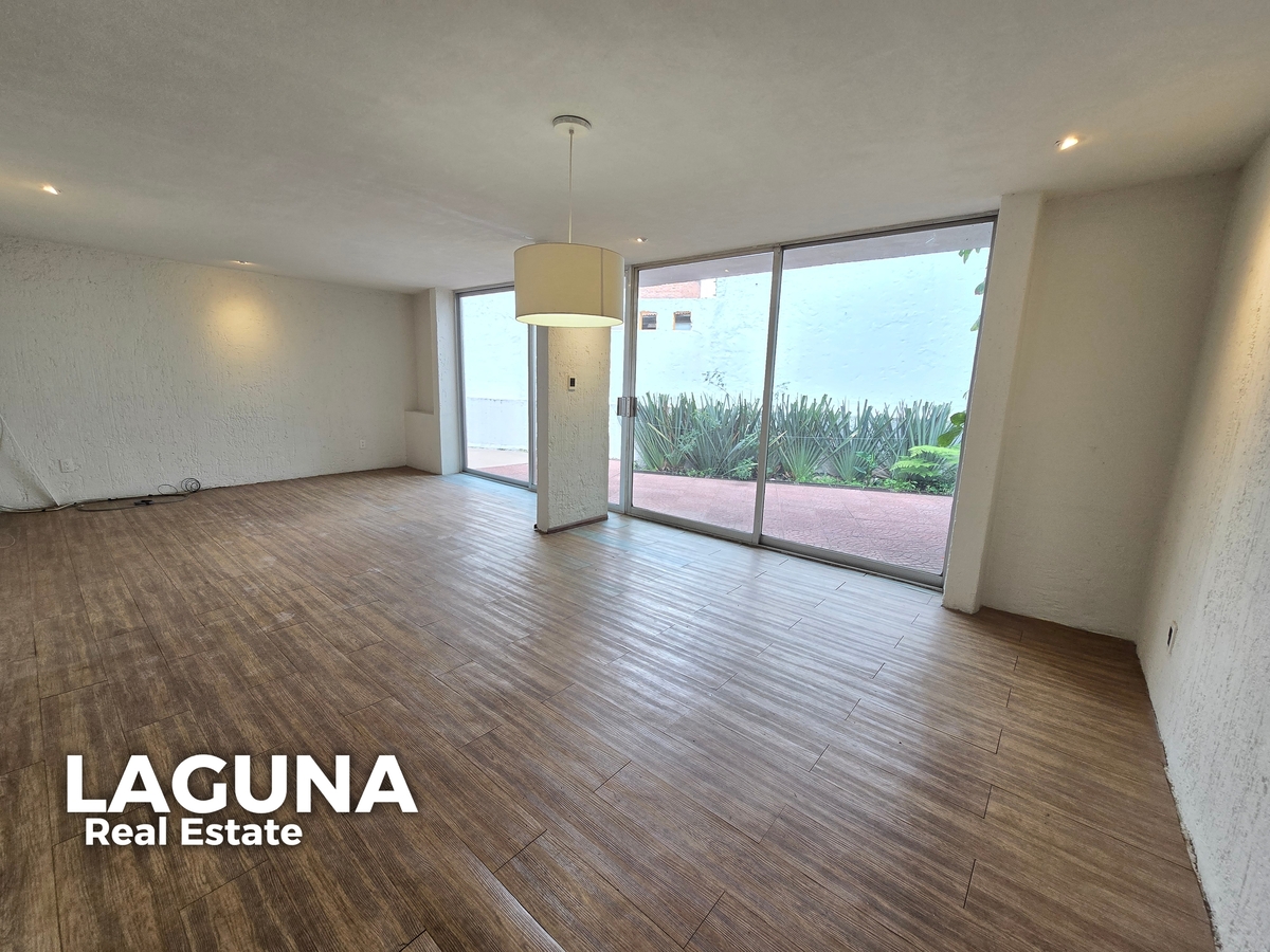 6 of 18: Comedor y Sala con vista a Jardin.