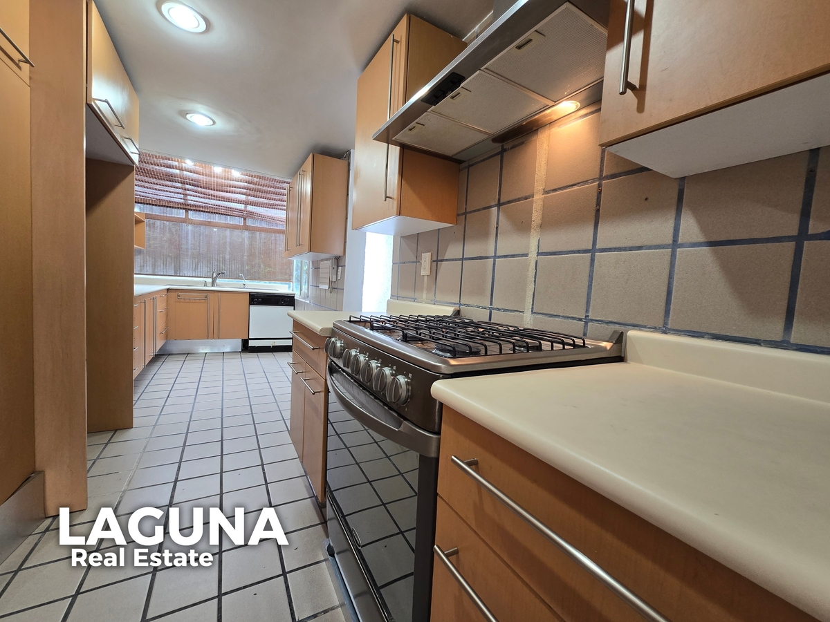 7 of 18: Cocina Equipada.