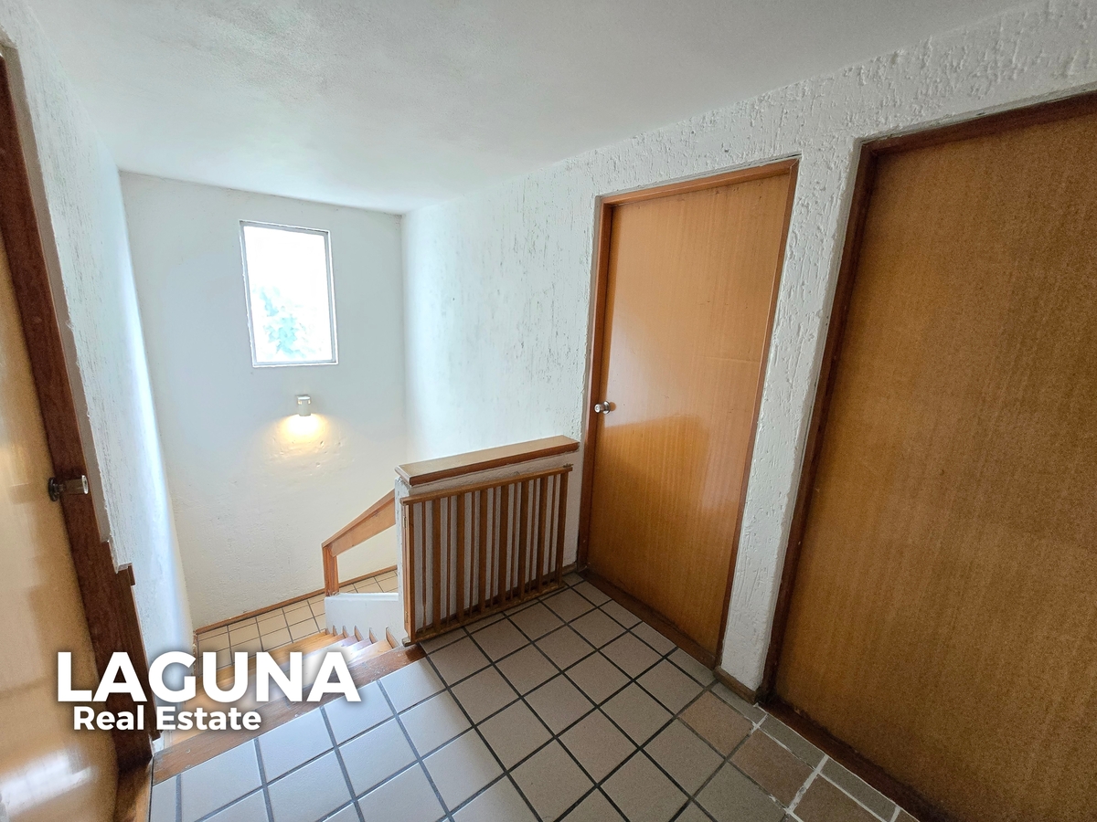 8 of 18: Área de descanso en segundo nivel.