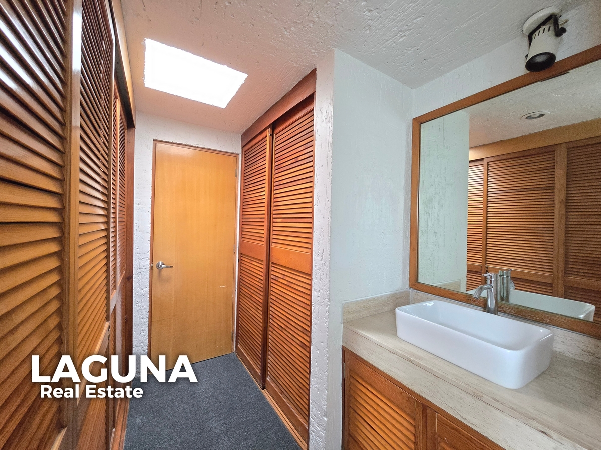 10 of 18: Vestidor de Recamara Principal.