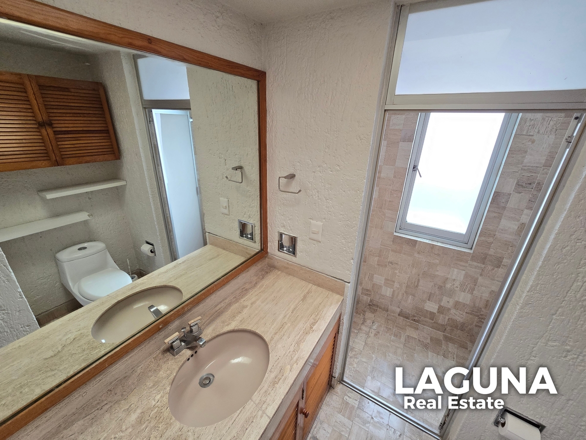 13 of 18: Baño Completo para Recamaras.