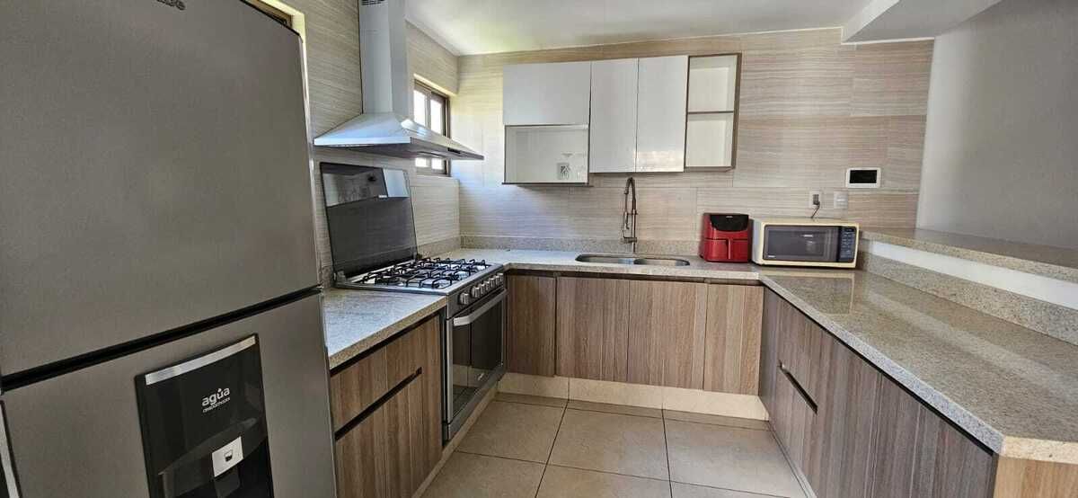 2 of 10: Cocina equipada abierta