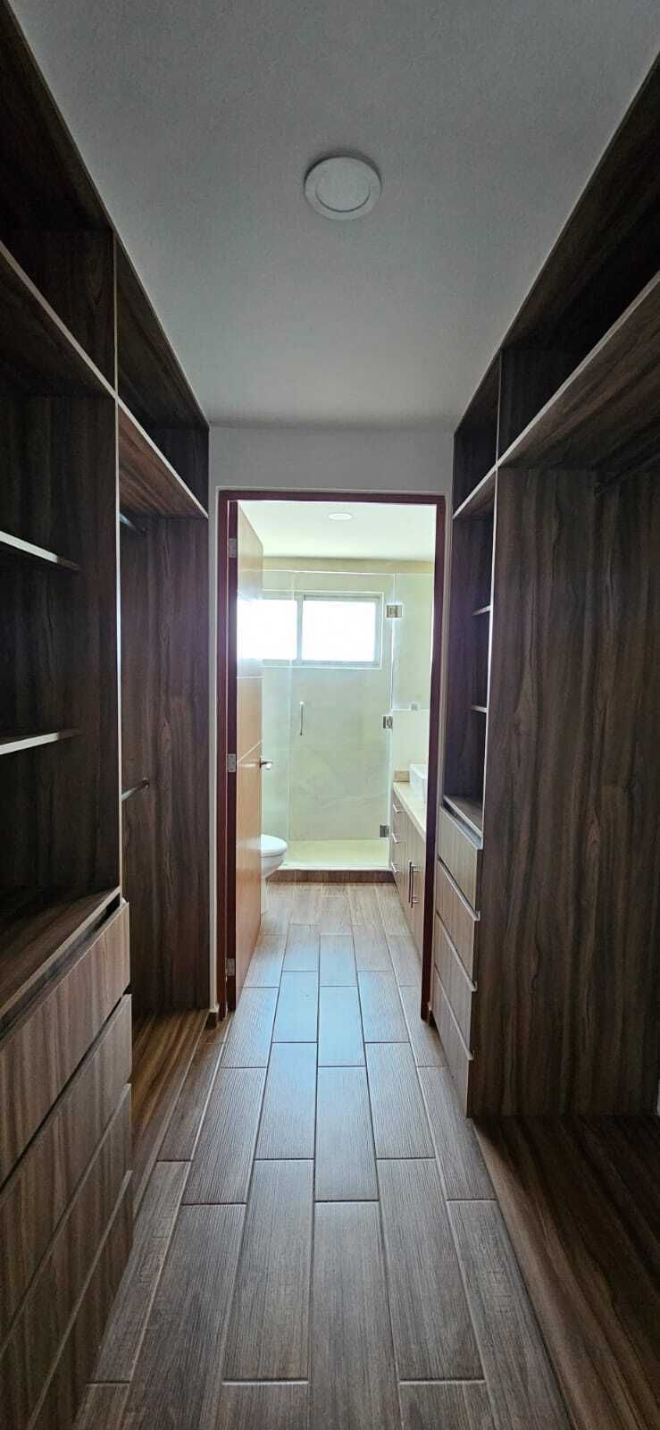 4 of 10: Vestidor