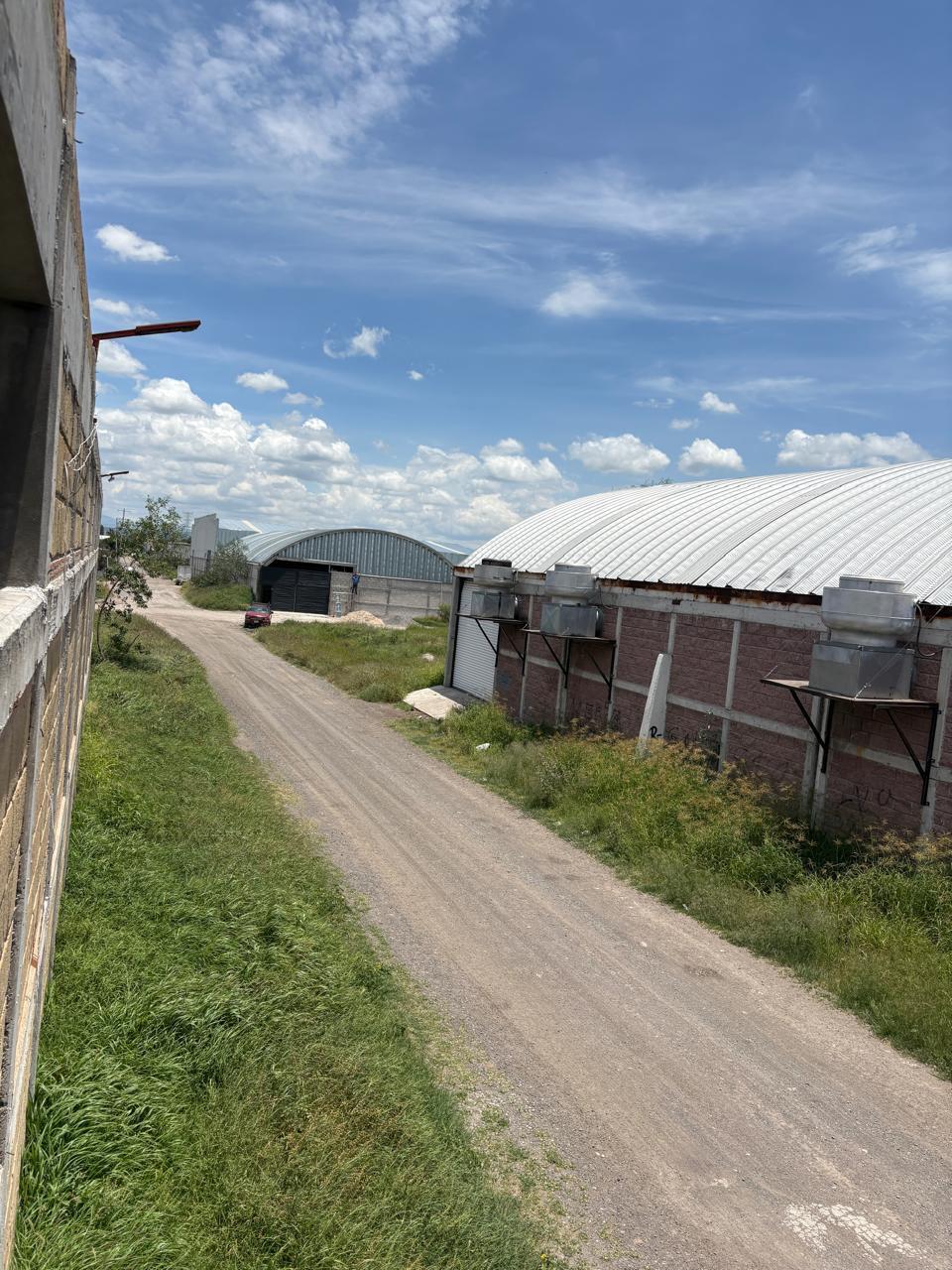 27 of 28: Calle Colindante