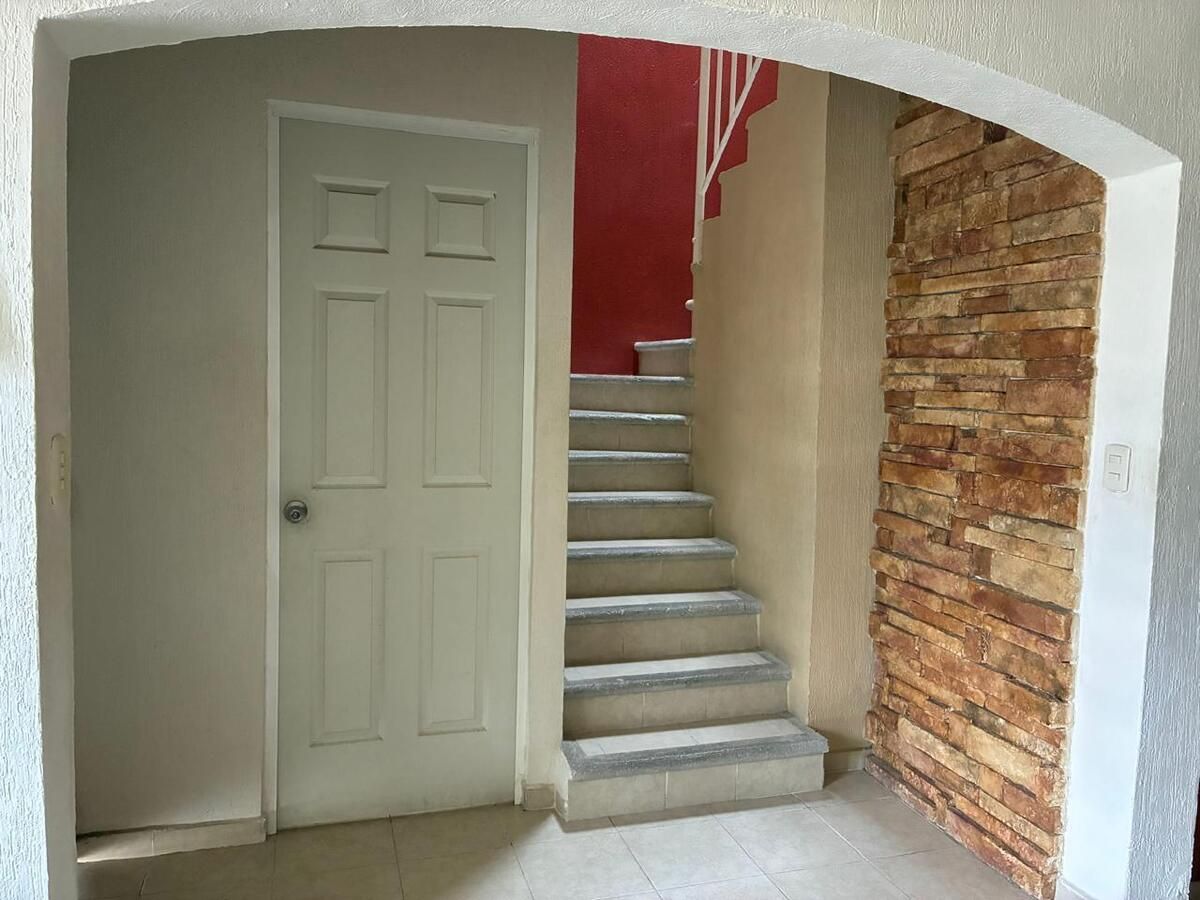 2 of 3: ESCALERA