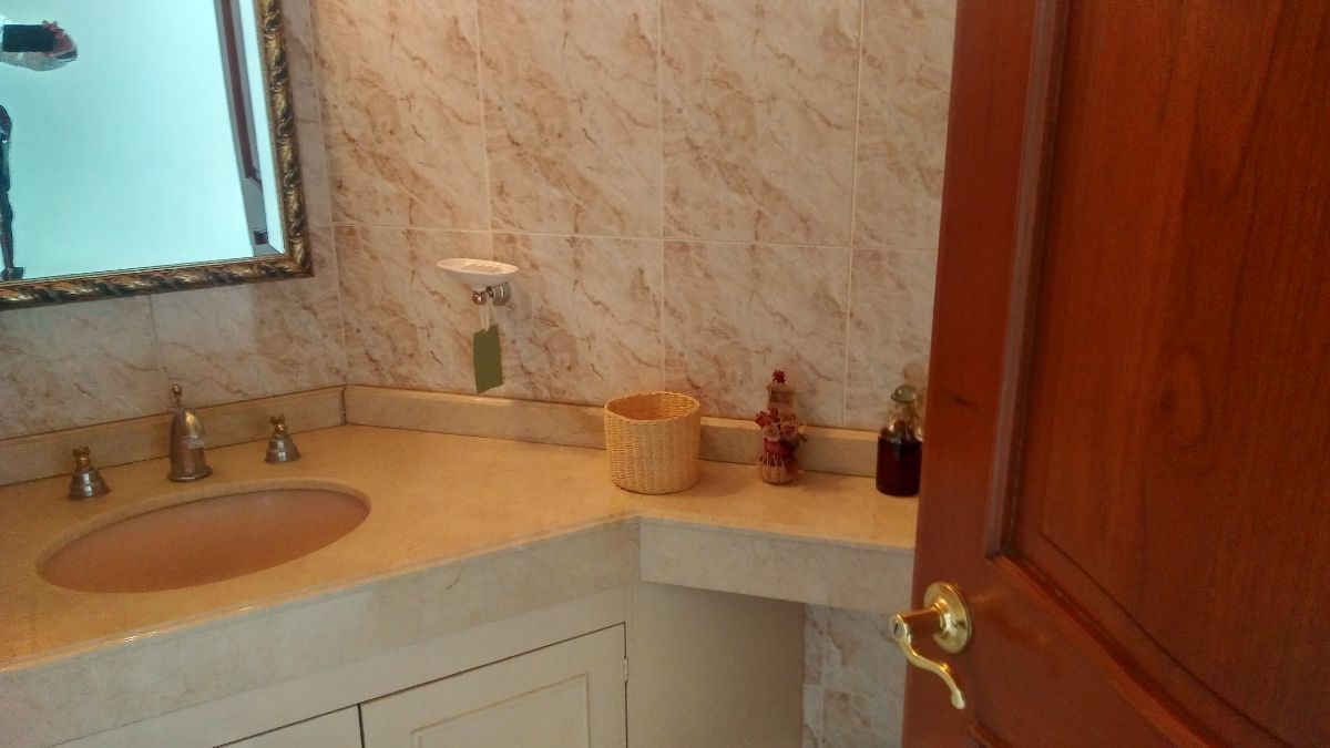 11 de 28: Medio baño