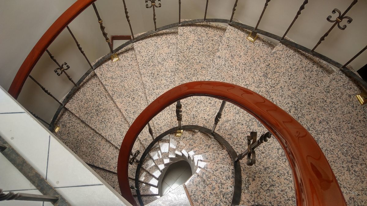 5 de 28: Escalera de granito