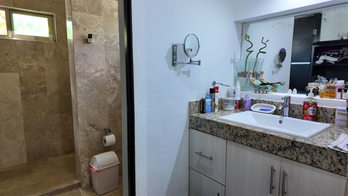 8 de 21: Baño completo de habitación en planta baja