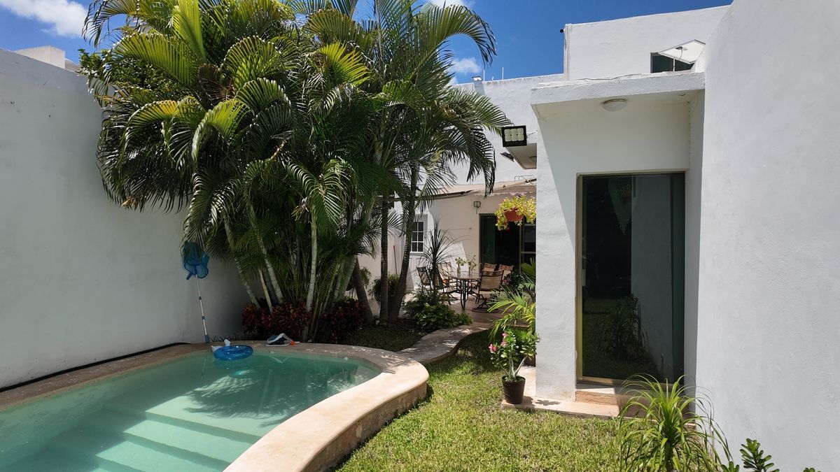 13 de 19: Piscina, jardín y terraza