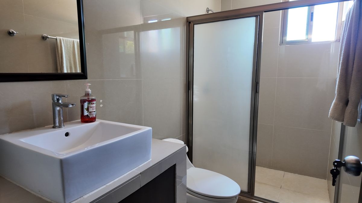 18 de 21: Baño completo en segundo piso