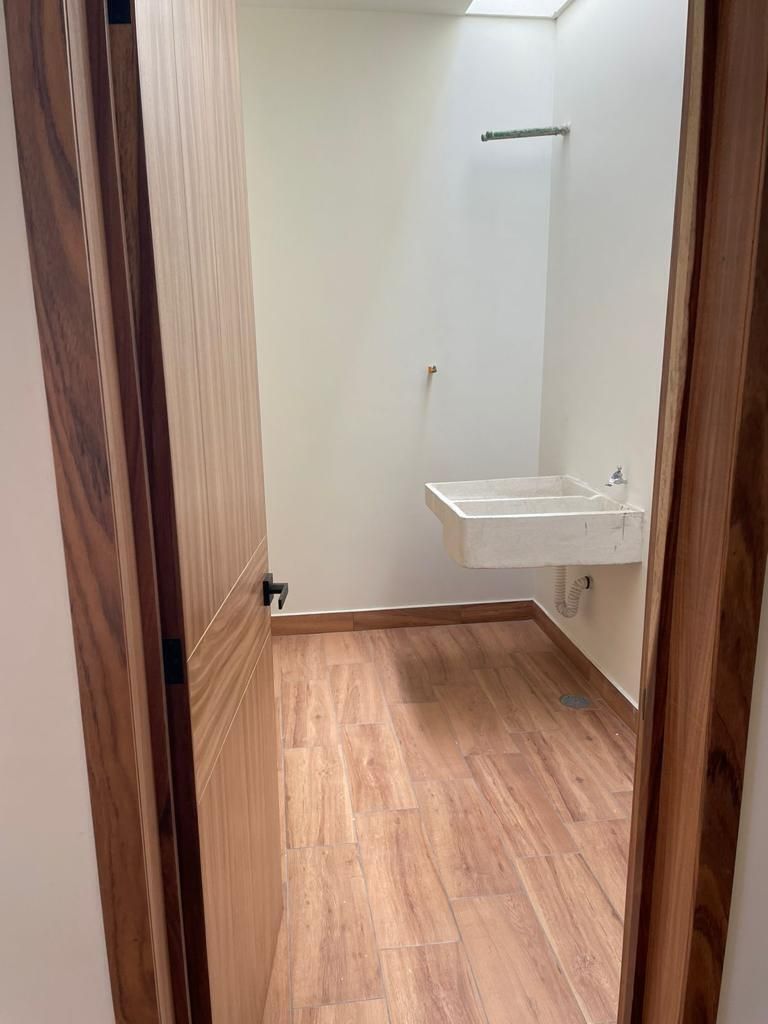 8 of 13: Cuarto de Lavado