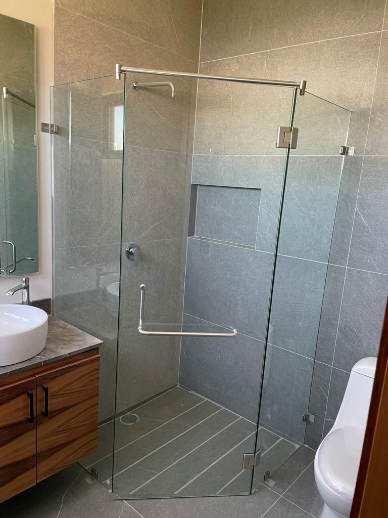 10 of 13: Baño Secundario