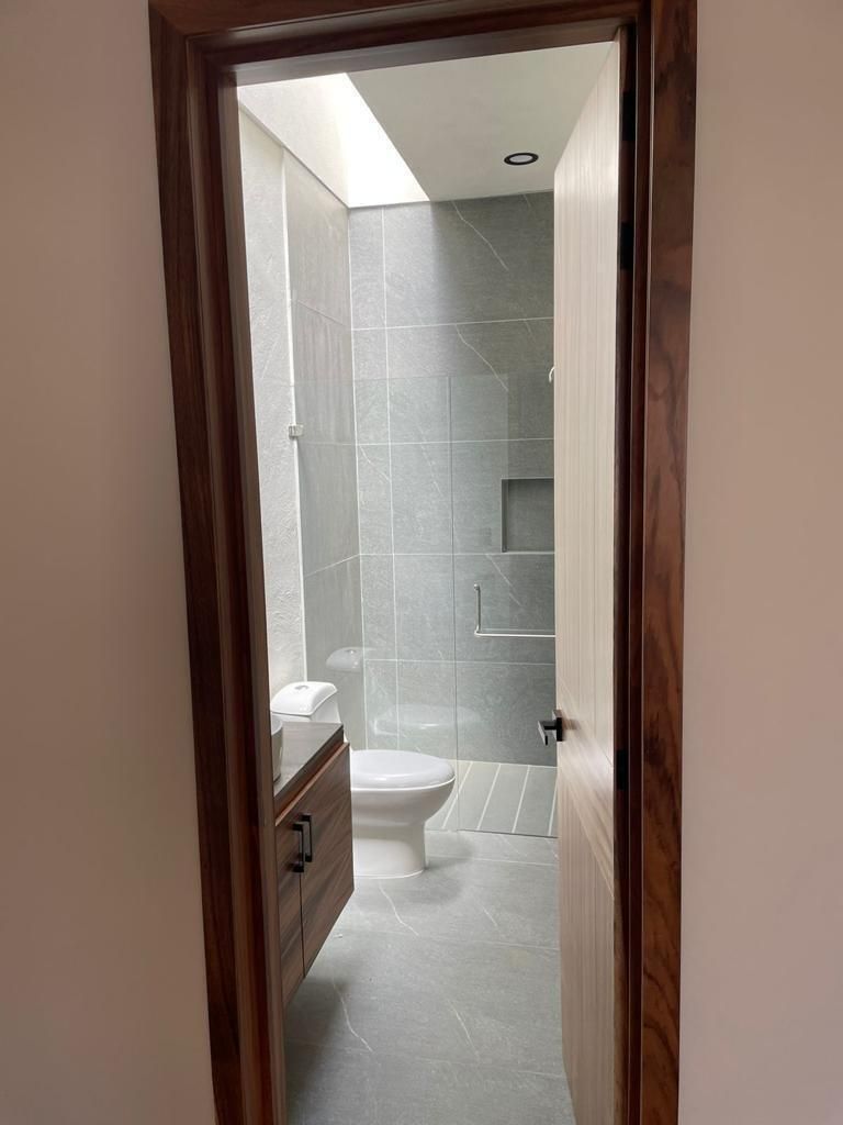 11 of 13: Baño Secundario