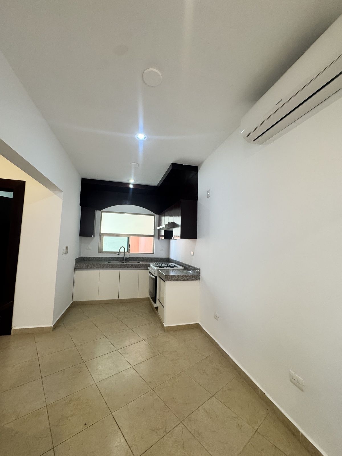 3 of 22: cocina amplia con espacio para antecomedor