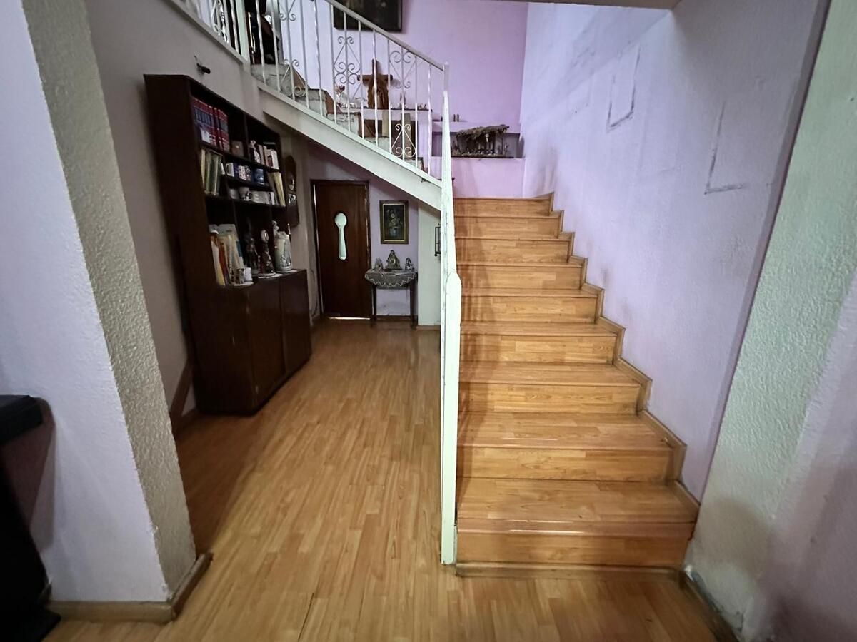 5 of 16: Escaleras y Acceso a Cocina Casa